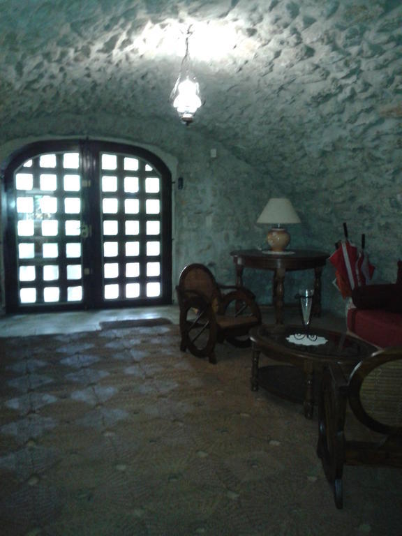 Le Chateau Des Estubiers Bed & Breakfast Serignan-du-Comtat ภายนอก รูปภาพ